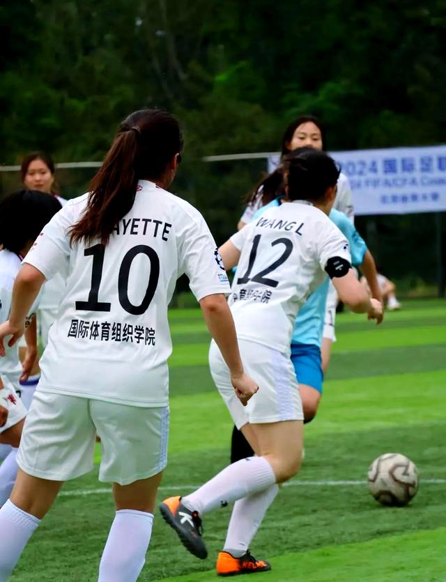 包含国内足球比赛：女足代表团展现实力的词条