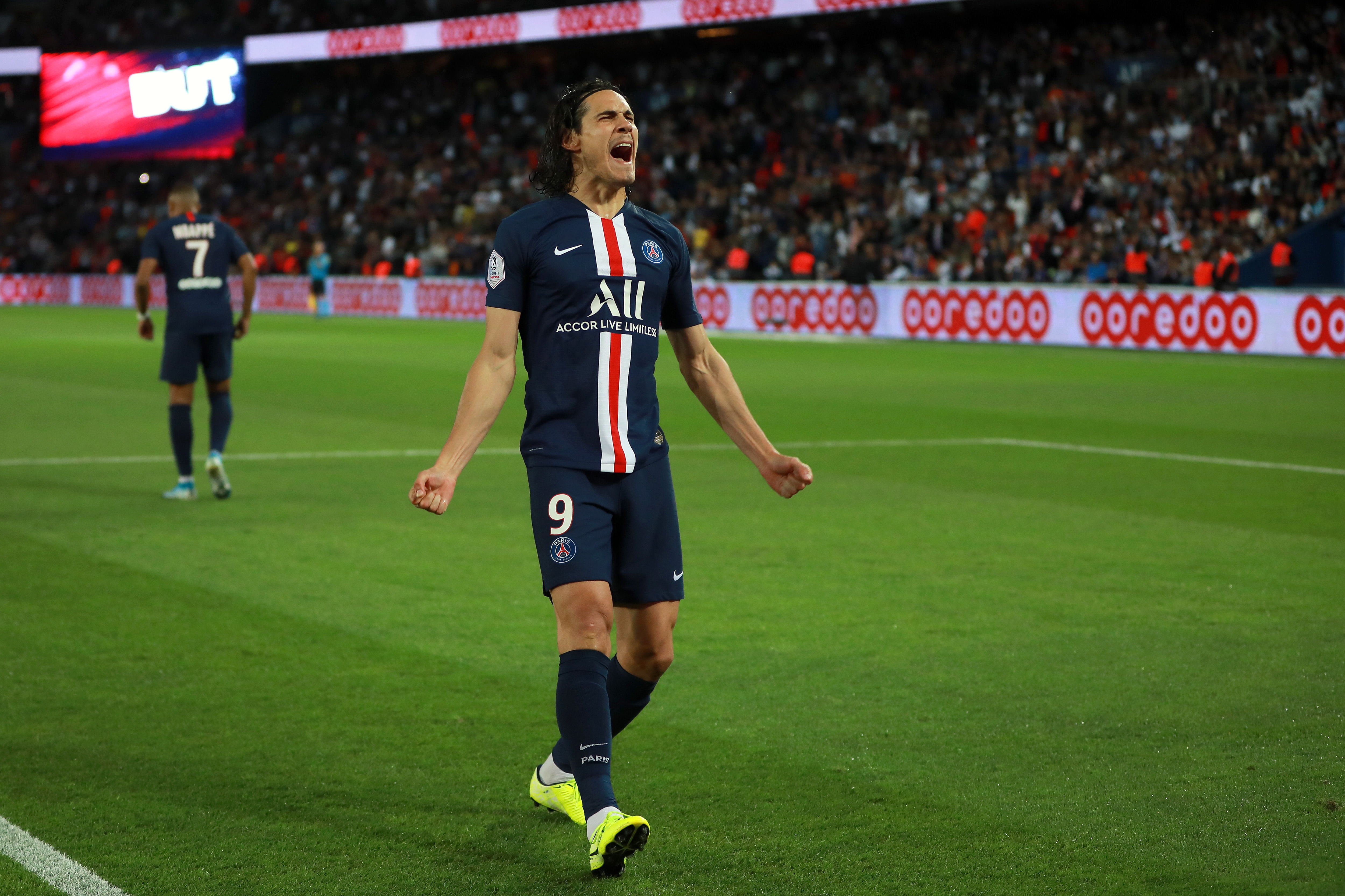 关于巴黎圣日耳曼主场大胜尼姆，领先积分榜的信息