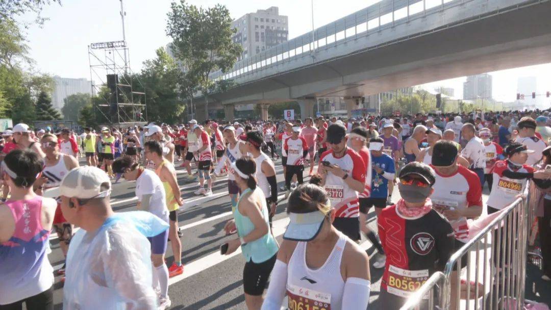 aoa体育官网-蜿蜒赛道上，选手纷纷挥洒汗水拼图出胜利的简单介绍