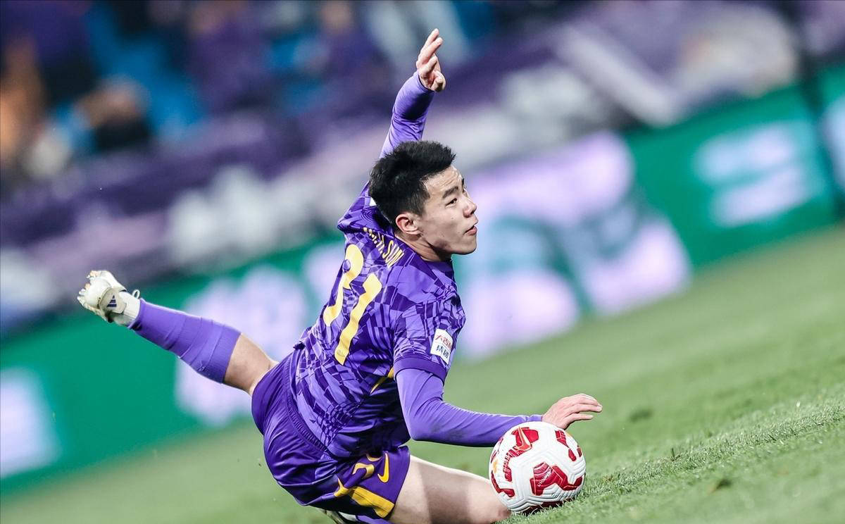 中超联赛精彩纷呈，球员们技术精湛