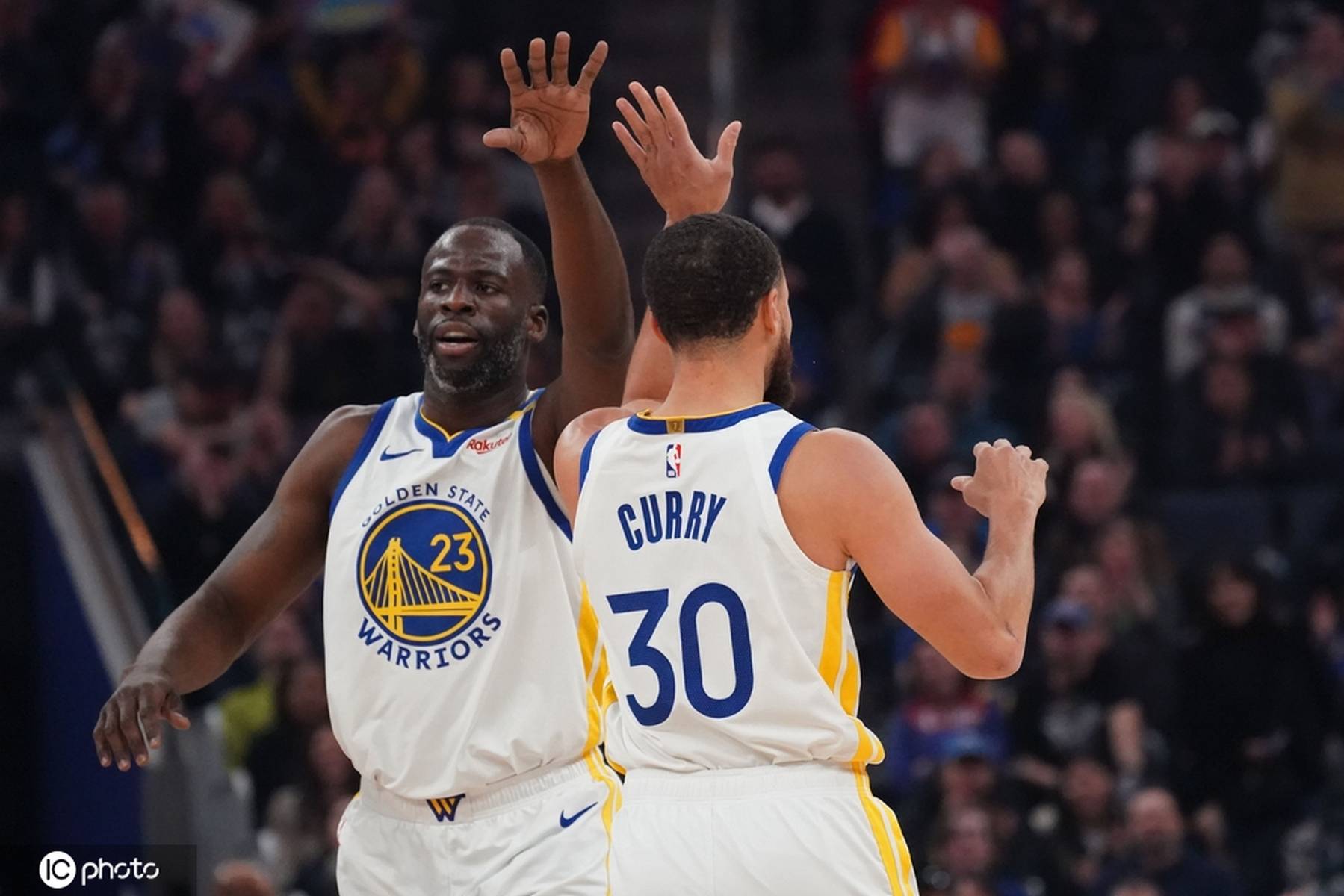 勇士客场击败活塞，取得胜利