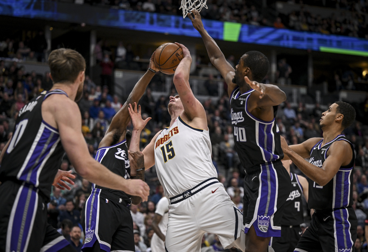 尼克斯队继续领先,战胜老鹰队收获3连胜 尼克斯队继续领先,战胜老鹰队收获3连胜