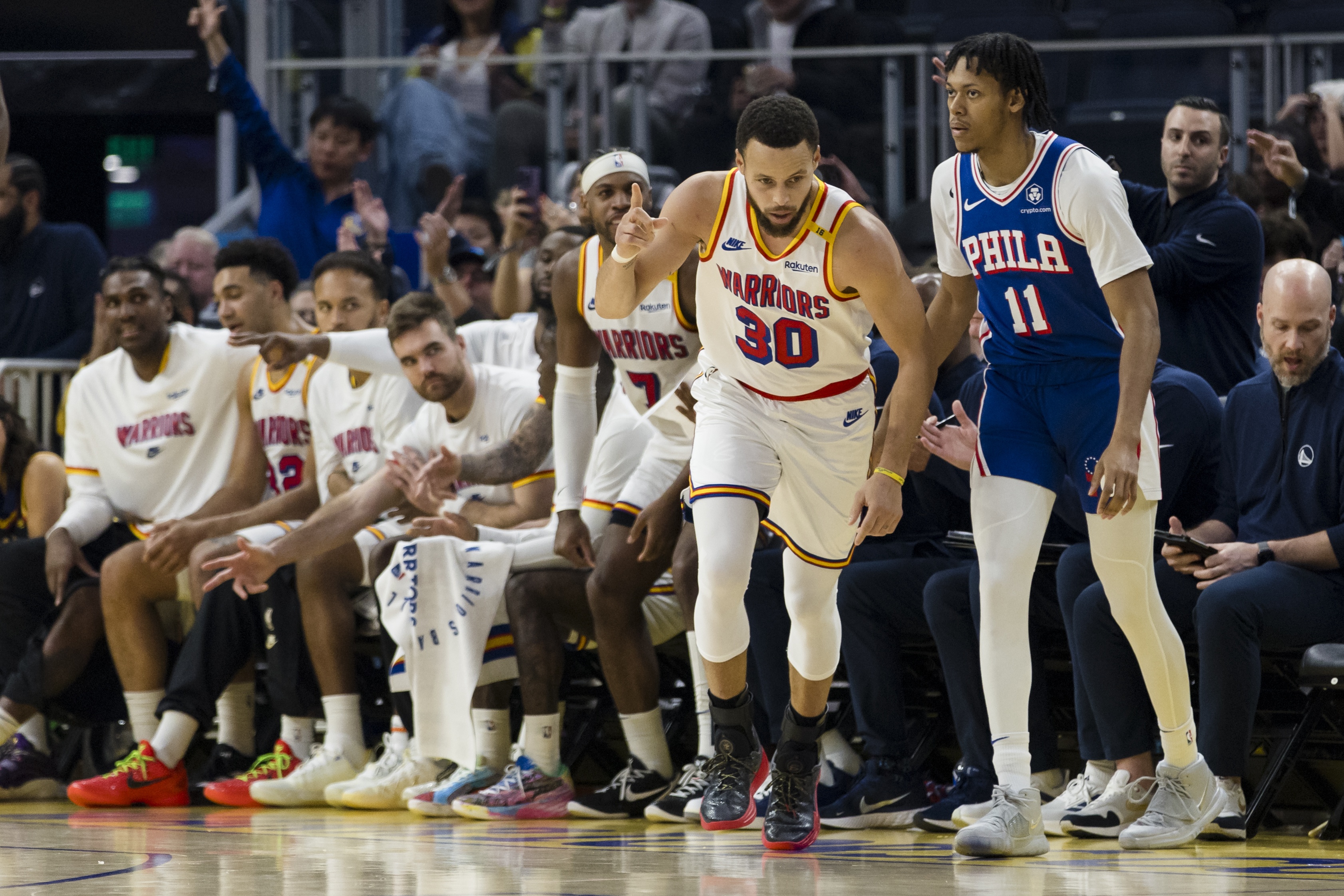 勇士主场胜马刺,绿军压哨射中 勇士主场胜马刺,绿军压哨射中