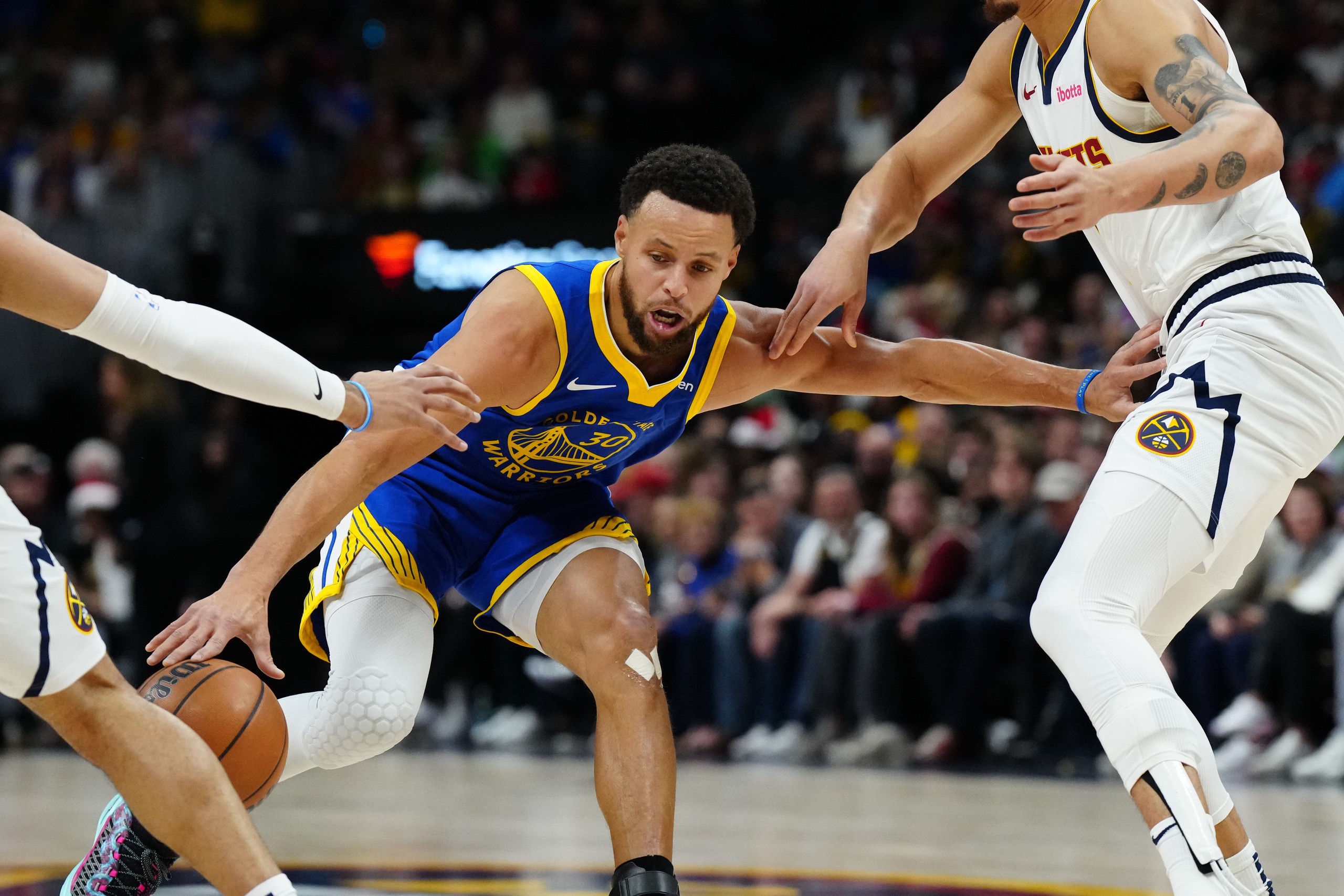 勇士大胜掘金，取得胜利